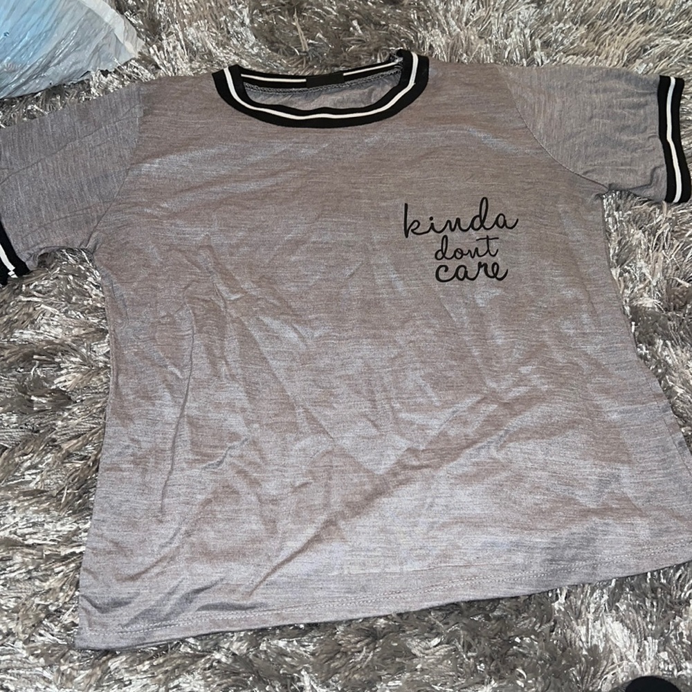 gray t-shirt